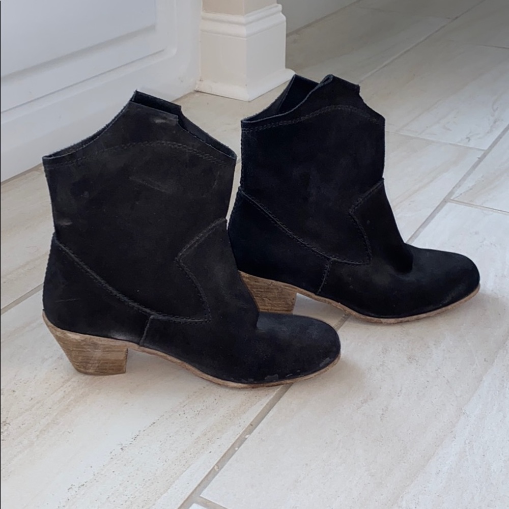 Black side bootie